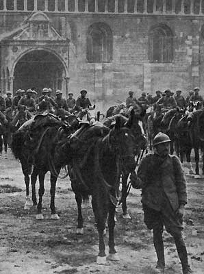 Trento cavalleria italiana in Piazza Duomo