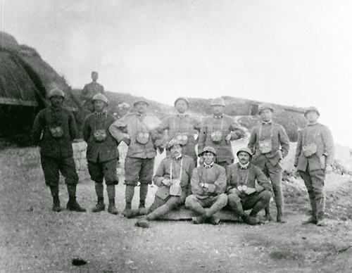 Monte Altissimo artiglieri con maschere mod. 1916 a protezione di eventuali tiri austriaci a gas di controbatteria