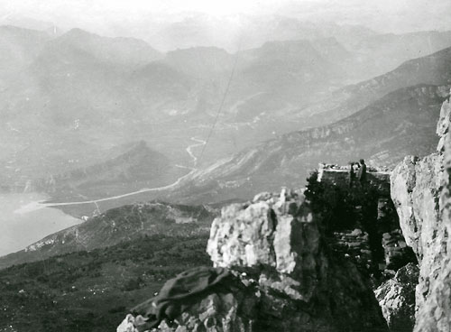 Monte Altissimo osservatorio italiano  sulla foce del Sarca e sui forti austriaci di Monte Brione