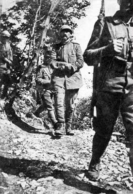 Battisti prigioniero scende scortato da Malga Zocchi 10.07.1916