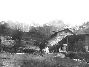 Alpini presso una malga - Fondo Paolo Soardo