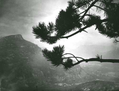 le postazioni austriache di Monte Biaena e il paese di Mori visti dalle linee italiane 1916