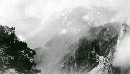 Passo Buole 30.05.1916 visto dal Coni Zugna nel pieno della battaglia, a destra tiri a shrapnel austriaci a sinistra tiri italiani sulla fanteria che sta salendo da Monte Loner